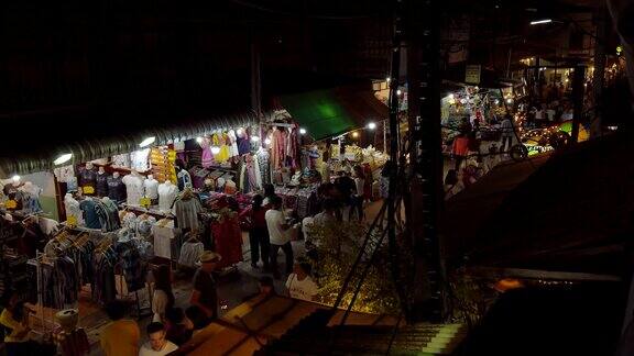 游客走在泰国夜市购买食物服装在周末假期