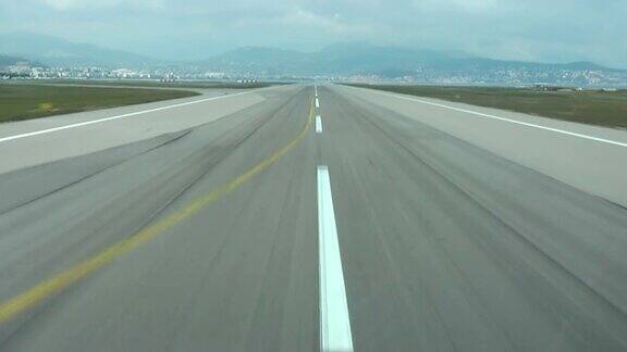 机场候机楼的跑道、简易跑道以蓝天白云为背景