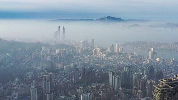 清晨沿海城市的建筑物笼罩在云雾之中