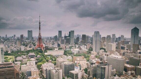 以东京塔为背景的东京时光流逝