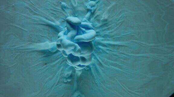 颜色爆炸-美丽的背景蓝色墨水滴在水中