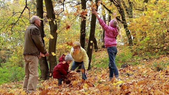 爷爷奶奶和孩子们在秋天公园玩