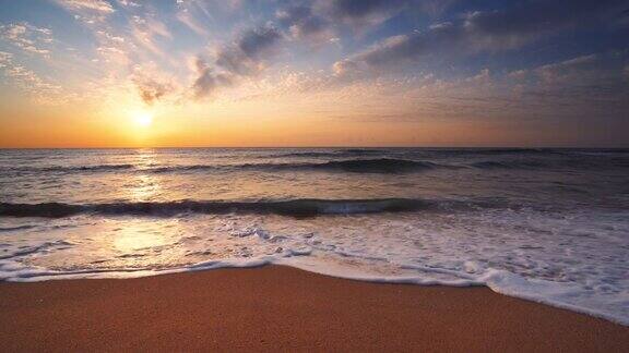 日出时海浪冲刷着沙滩