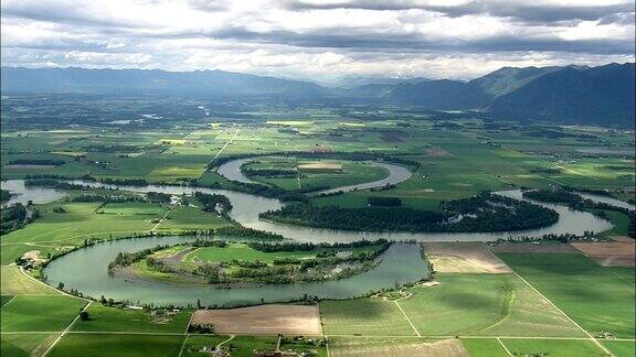 平头河在洪水-鸟瞰-蒙大拿平头县美国