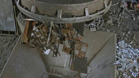 CS工业磁铁将废金属带到碎纸机并释放它
