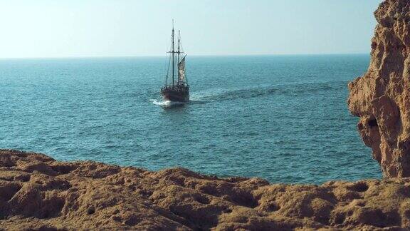 海盗船向摄影机驶来的慢动作加勒比海盗