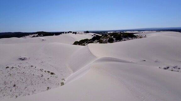 无人机飞过白色的沙丘