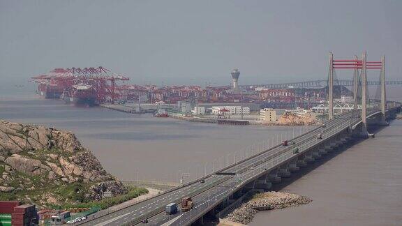 工业港口鸟瞰图桥上有货船和集装箱卡车