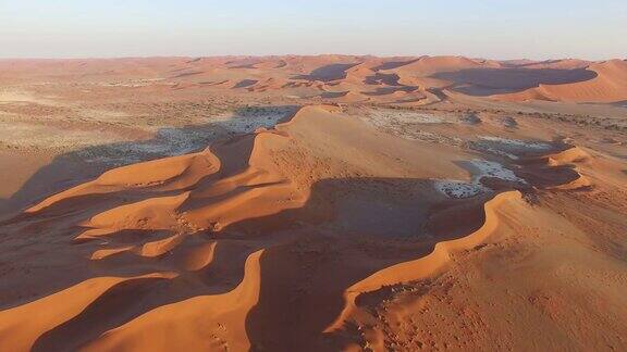 纳米布-诺克鲁夫特国家公园内的纳米布沙漠无尽沙丘的4K鸟瞰图