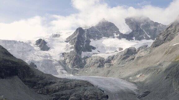 云团在瑞士阿尔卑斯山Moiry冰川上方移动海拔2400米位于瓦莱州的瑞士冰川