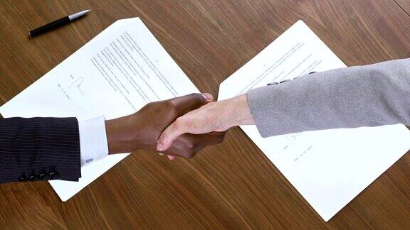 合同签订后握手