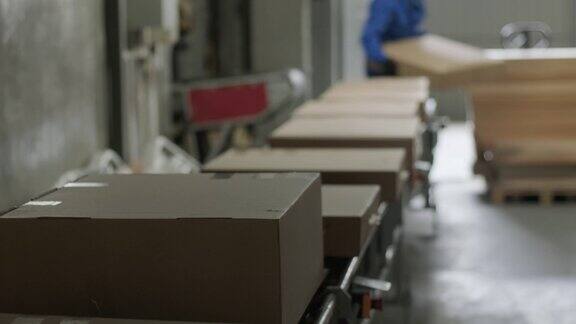 邮政仓库包裹在邮政分拣部门的传送带上移动装载皮带邮政工人准备装运包裹网上订单交付