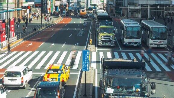 交通和拥挤的行人走在日本东京新宿区的购物街上