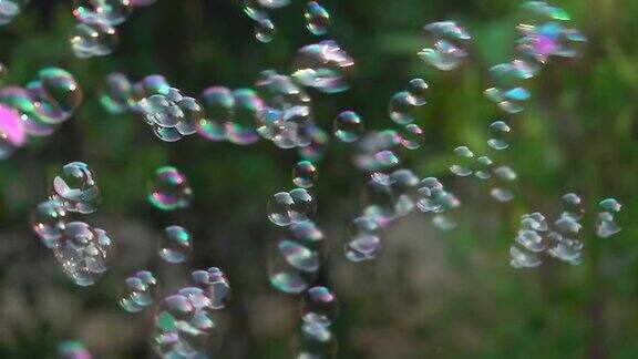 泡沫漂浮在空气中