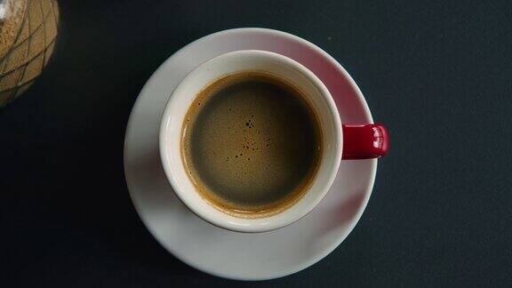 一杯美式或速溶咖啡的俯视图