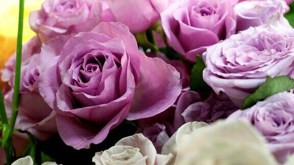 大束鲜亮的丁香玫瑰在花店的特写镜头4k