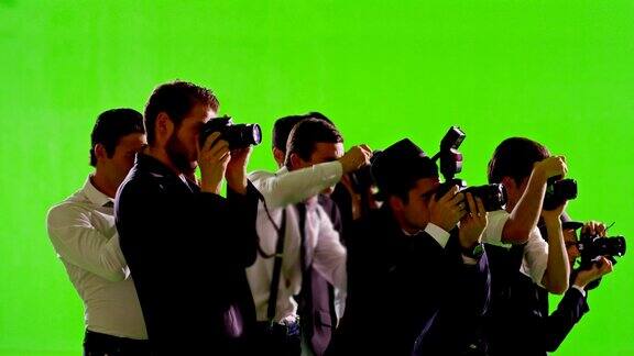 群狗仔队在绿色屏幕上拍摄照片缓慢的运动用红色史诗电影摄像机拍摄