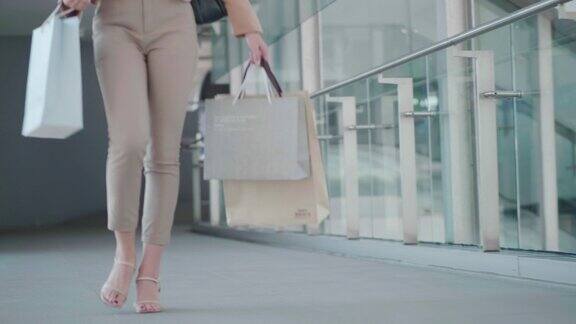 亚洲妇女走在购物中心购物袋