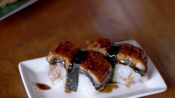 鳗鱼寿司上桌了