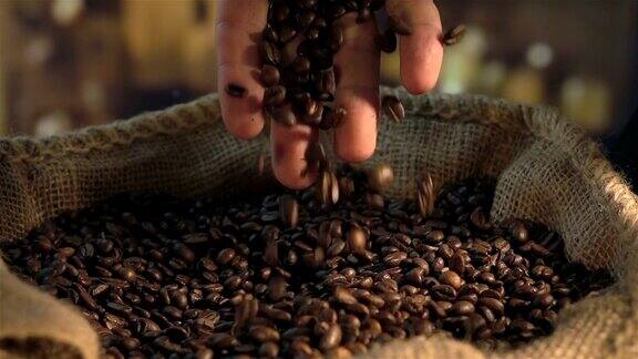 两段抓取咖啡豆的慢动作视频