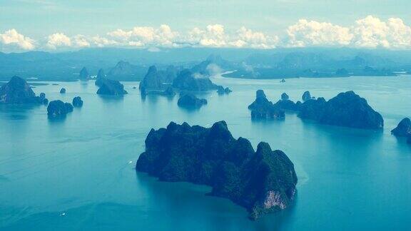 鸟瞰泰国普吉岛海上喀斯特石柱的自然景观