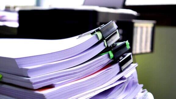 成堆成堆的未完成的文件文件档案在会计业务报告与黑色夹纸角在繁忙的办公室财务文件夹的文书工作在业务工作场所