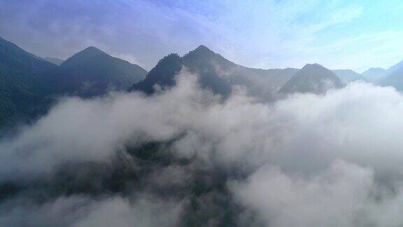 云中美丽的山脉
