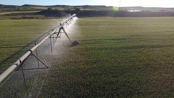 农田大型灌溉设备工作航拍视频
