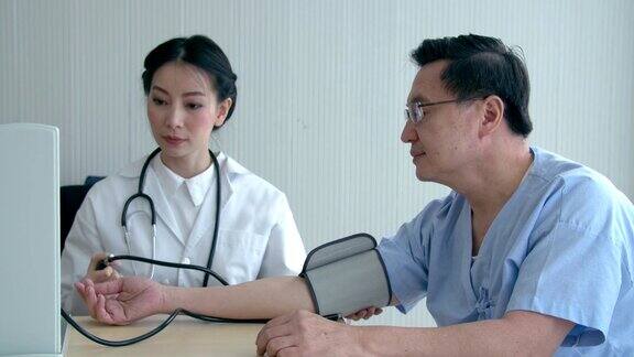 医生在医院给女病人测量血压