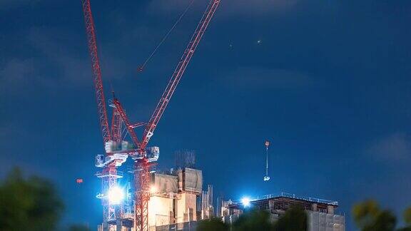 建筑起重机的时间流逝建筑工人在雨中工作的夜晚