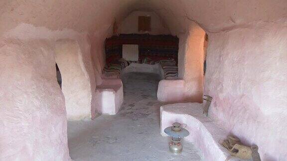 突尼斯柏柏尔人传统粘土房屋内部