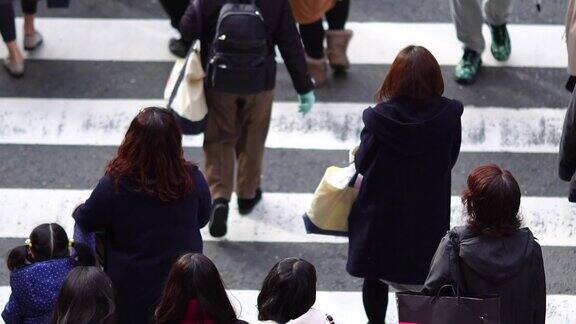 在日本大阪梅田人们正在走人行横道