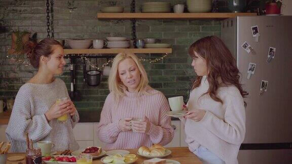 女性朋友在厨房边喝咖啡或茶边聊天
