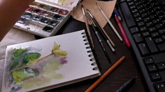 一个女孩用水彩画了一朵花