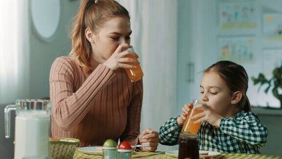 母亲和女儿在家里吃早餐