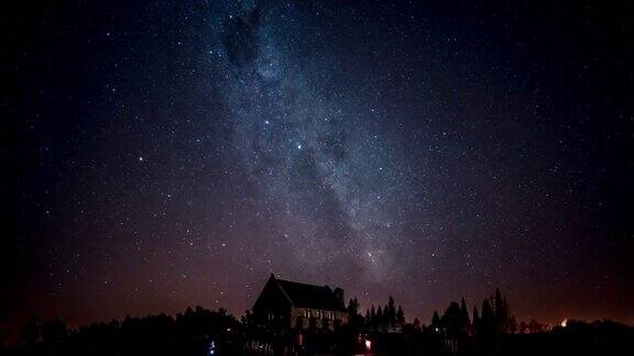 教堂上空的银河