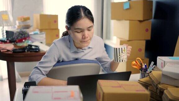 亚洲企业主在中小企业工作期间舒适检查订单在家工作