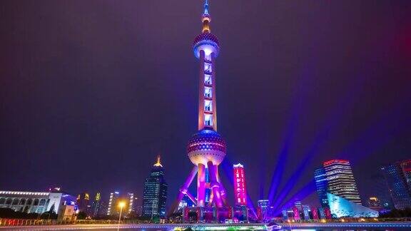 夜景照亮了上海著名的明珠东方塔交通圈全景4k时间流逝中国