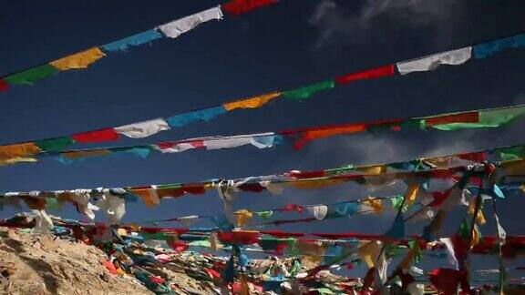 西藏的群山中经幡飘扬