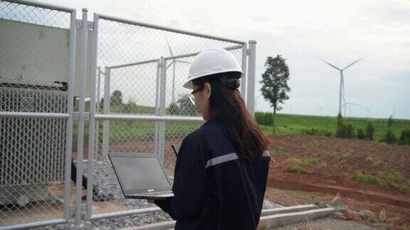 亚洲工程师检查风力涡轮机