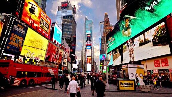 时代广场的彩灯广告牌挤满了游客旅游目的地