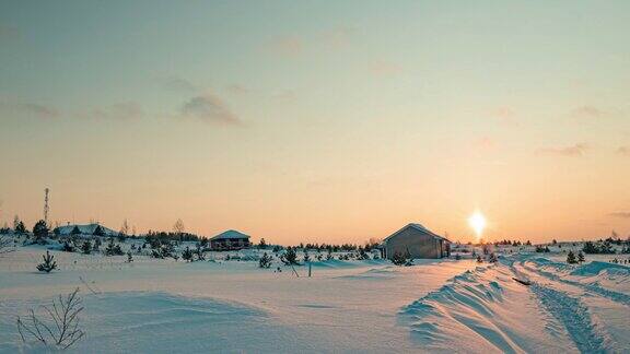 令人惊叹的冬季景观与浪漫的雾蒙蒙的日落冬天白雪覆盖的森林里下着柔和的雪冬季日落的时间流逝