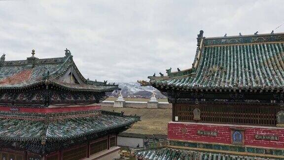 鸟瞰蒙古部落村庄的佛寺