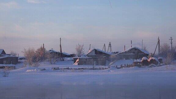 科沙河岸边的俄罗斯阿尔泰村庄塞米列特卡全景视频