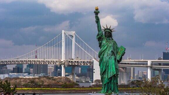 一名身份不明的游客在日本东京台场参观自由女神像和彩虹桥