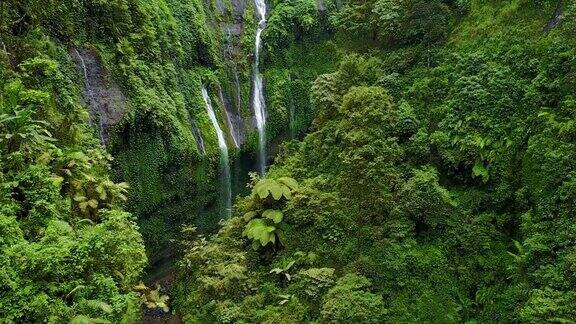东爪哇印度尼西亚的瀑布航拍