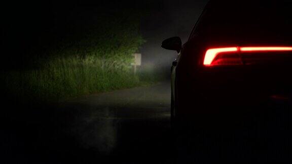 现代后LED汽车大灯在浓雾