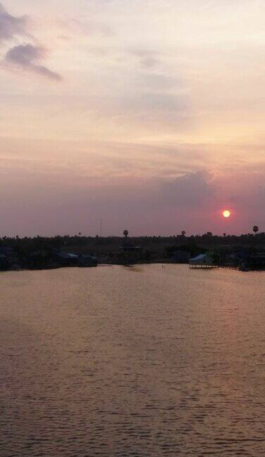 这是贡布市南部普雷甘榜河日落时的航拍照片