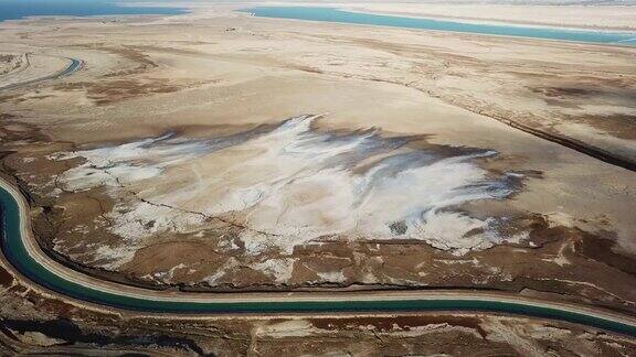 以色列死海海岸线上盐沉积斑块的鸟瞰图