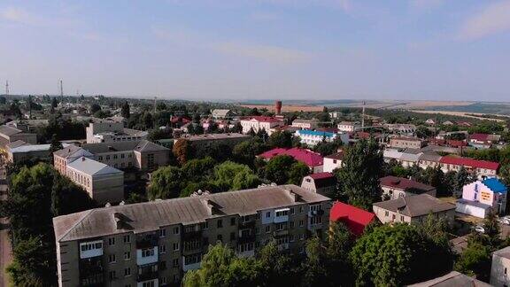 鸟瞰图在波多尔斯克(科托夫斯克)的住宅建筑上空飞行乌克兰